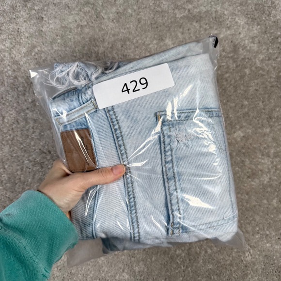 American Eagle Women's 4 Mom Jean Light Wash Distressed Ripped Denim Jeans - Picture 11 of 11